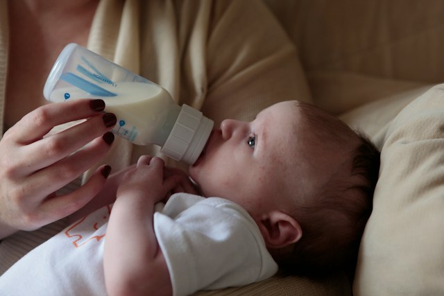 How Should Parents Fit Bottle Sterilising Into a Busy Feeding Routine
